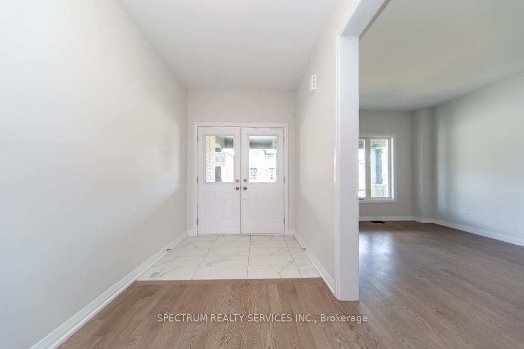 1389 Stovell Crescent photo 5