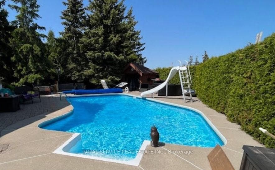 8 Thornbury Court photo 38