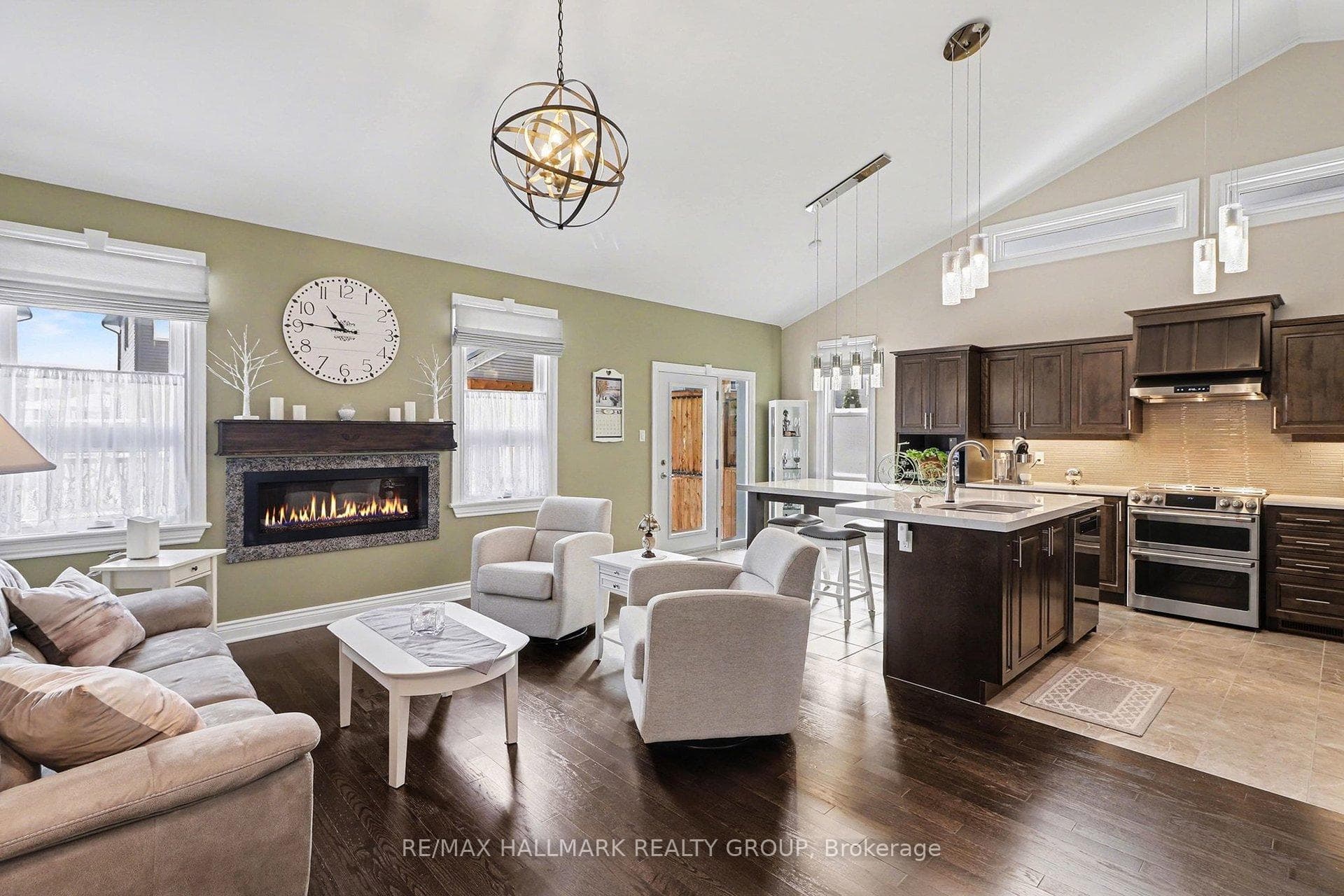 825 Platinum Street photo 19