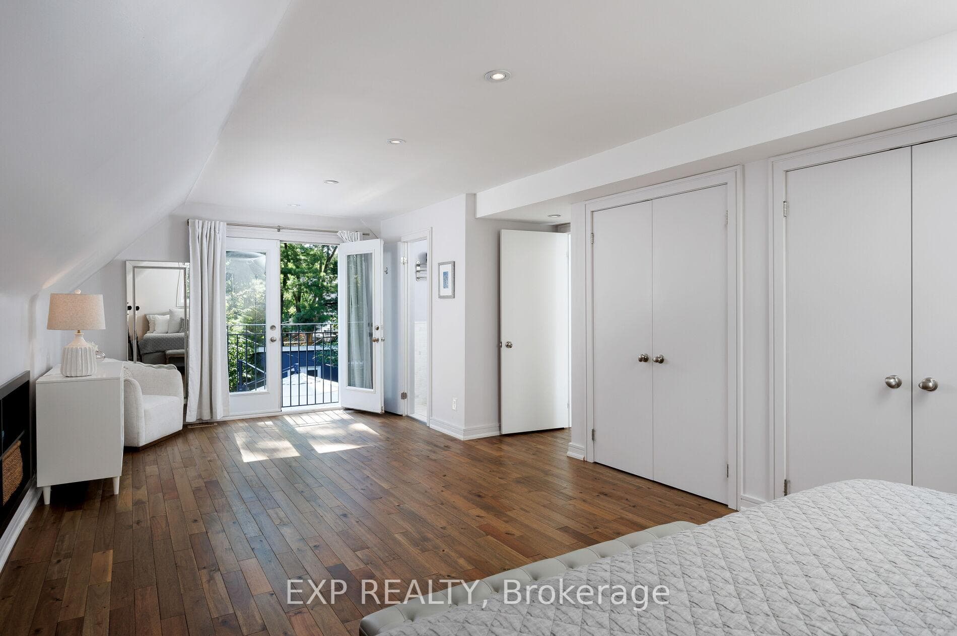 870 Royal York Road photo 32