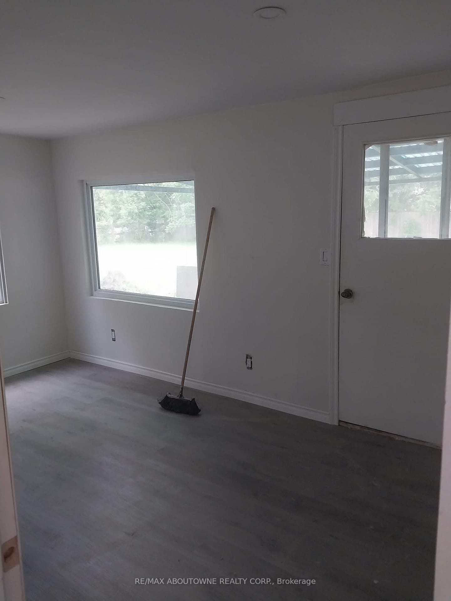 1071 SOUTHCOTE Road photo 6