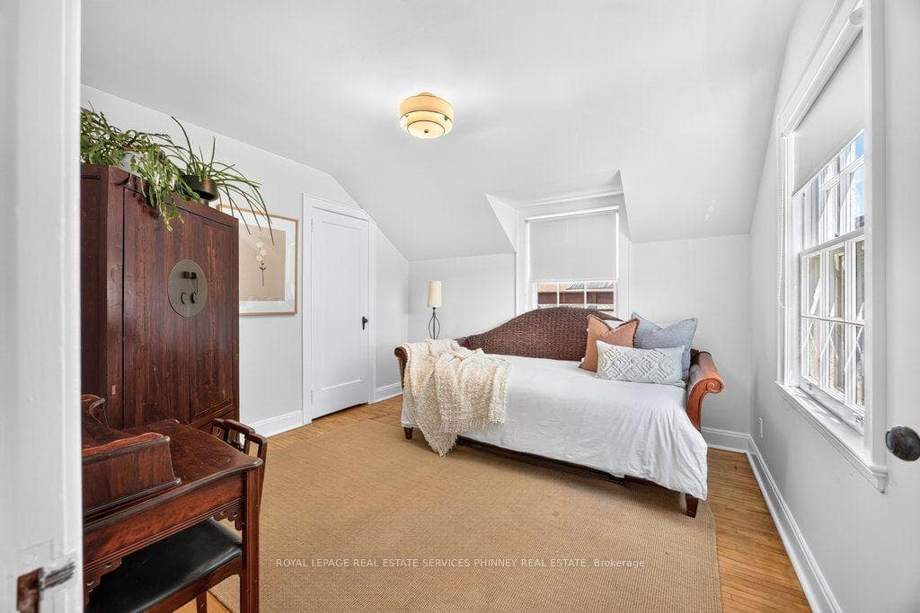 3947 Bloor Street photo 16