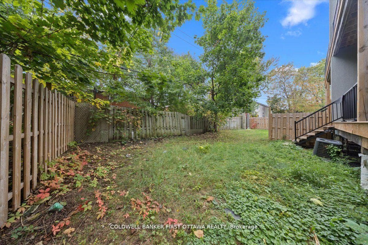 560 QUEEN MARY Street photo 37