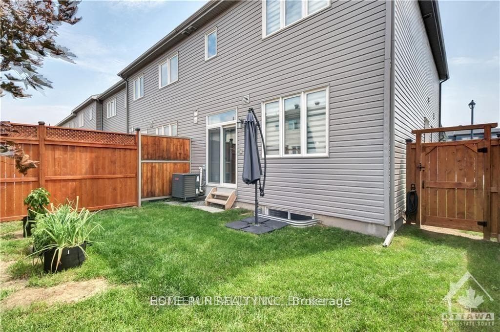 661 LAURALEAF Crescent photo 20
