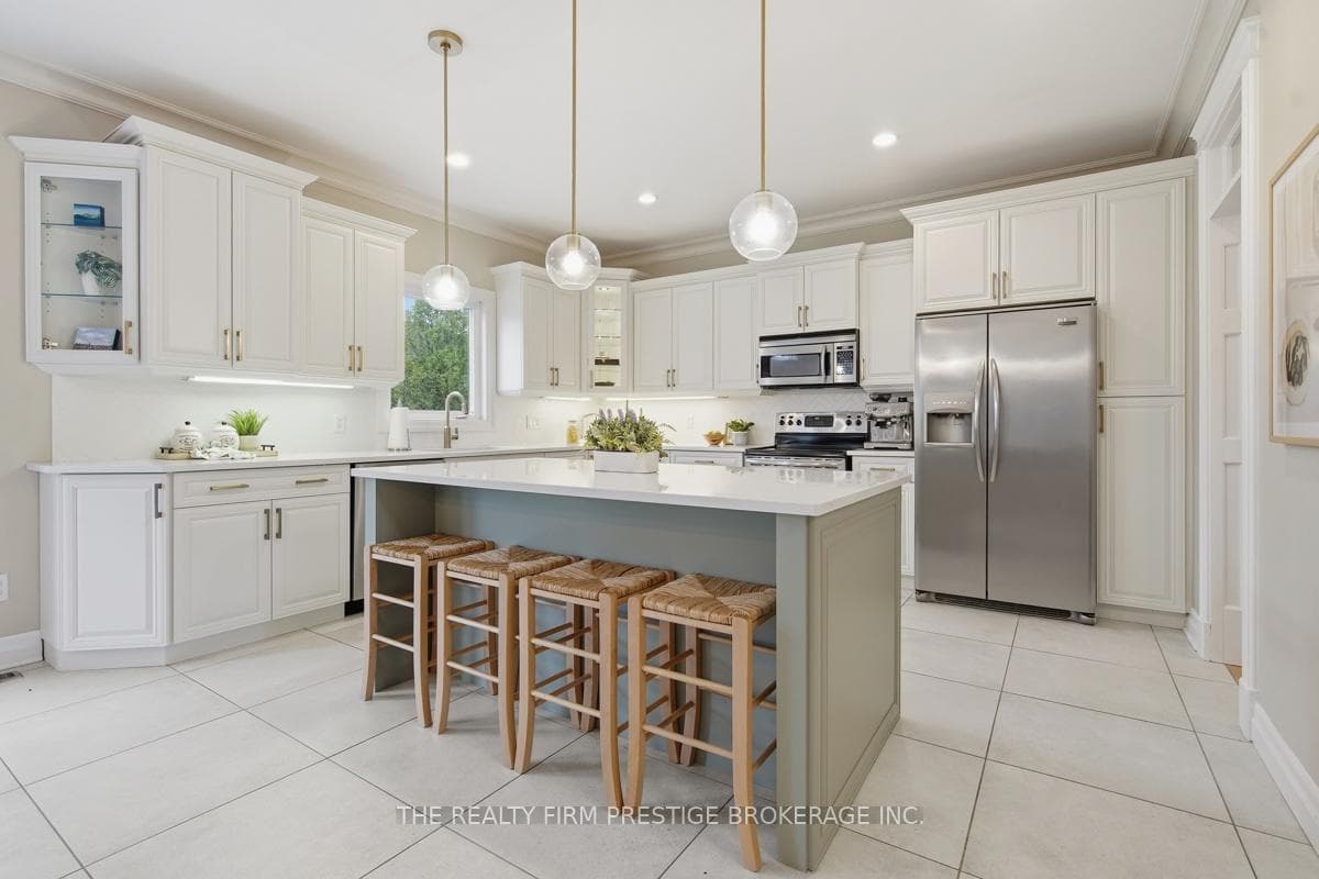 2051 Westpoint Heights photo 9