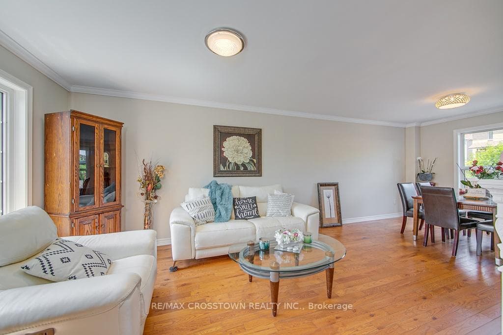 52 Taylor Drive photo 4