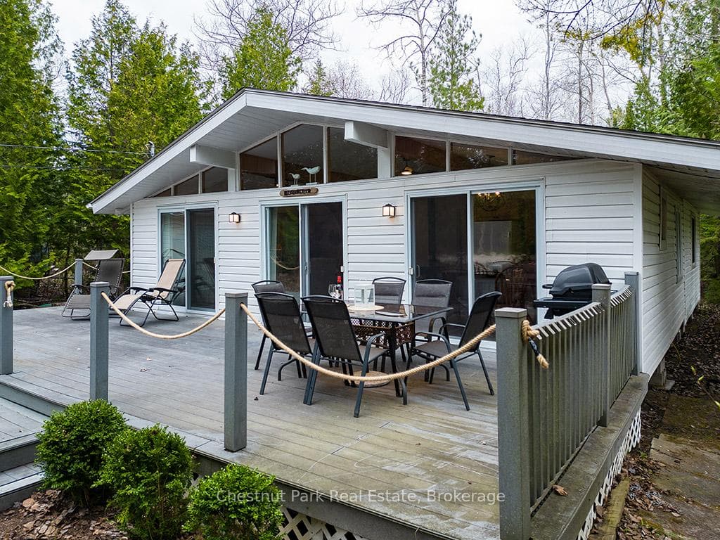 64 Thompson Avenue photo 11