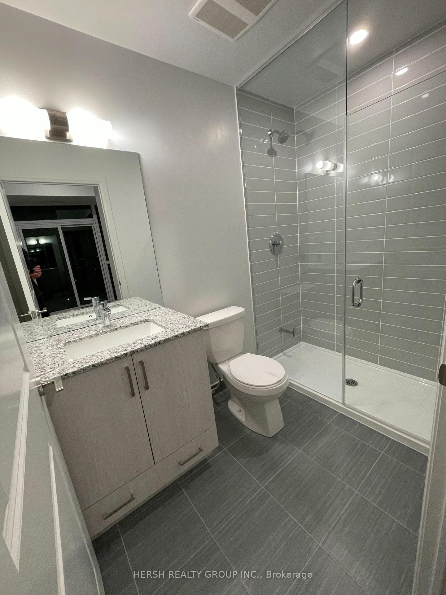 10 Meadowglen Place Unit 910 photo 3