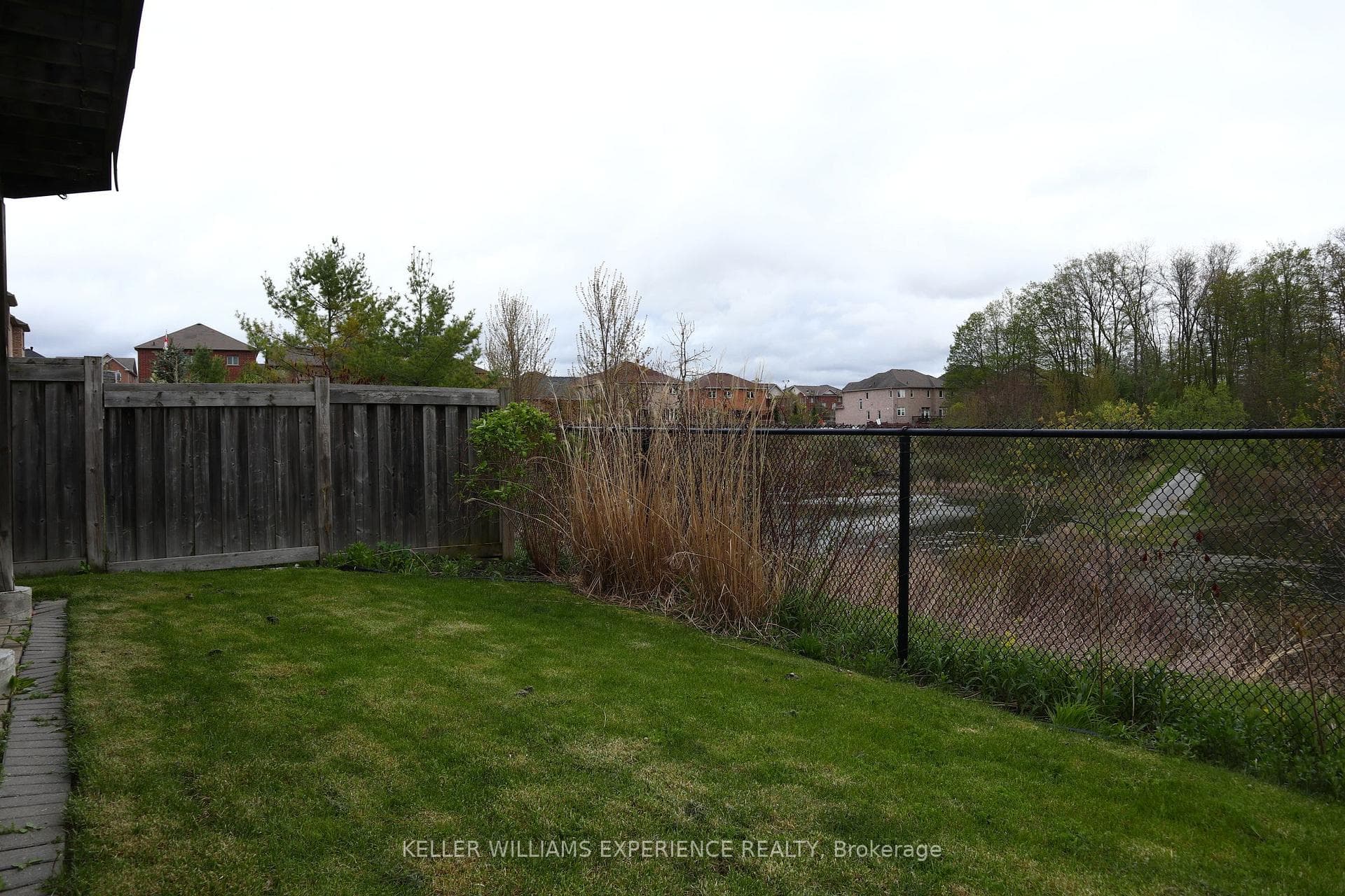 204 Roadhouse Boulevard photo 30