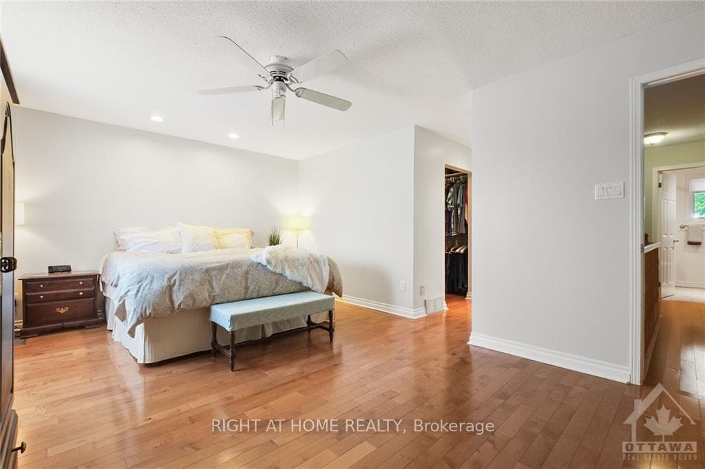156 TWYFORD Street photo 17
