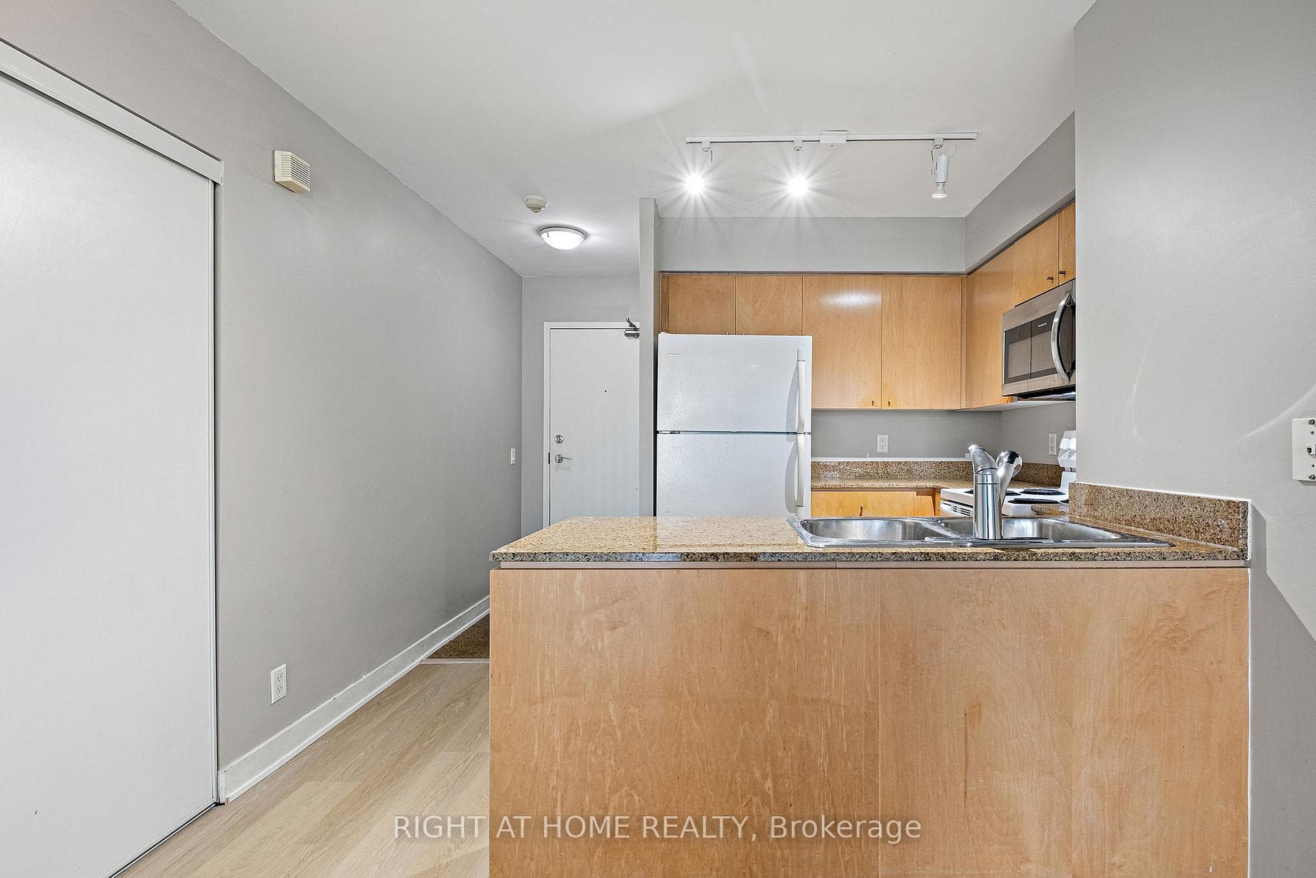 Kitchen/Entrance