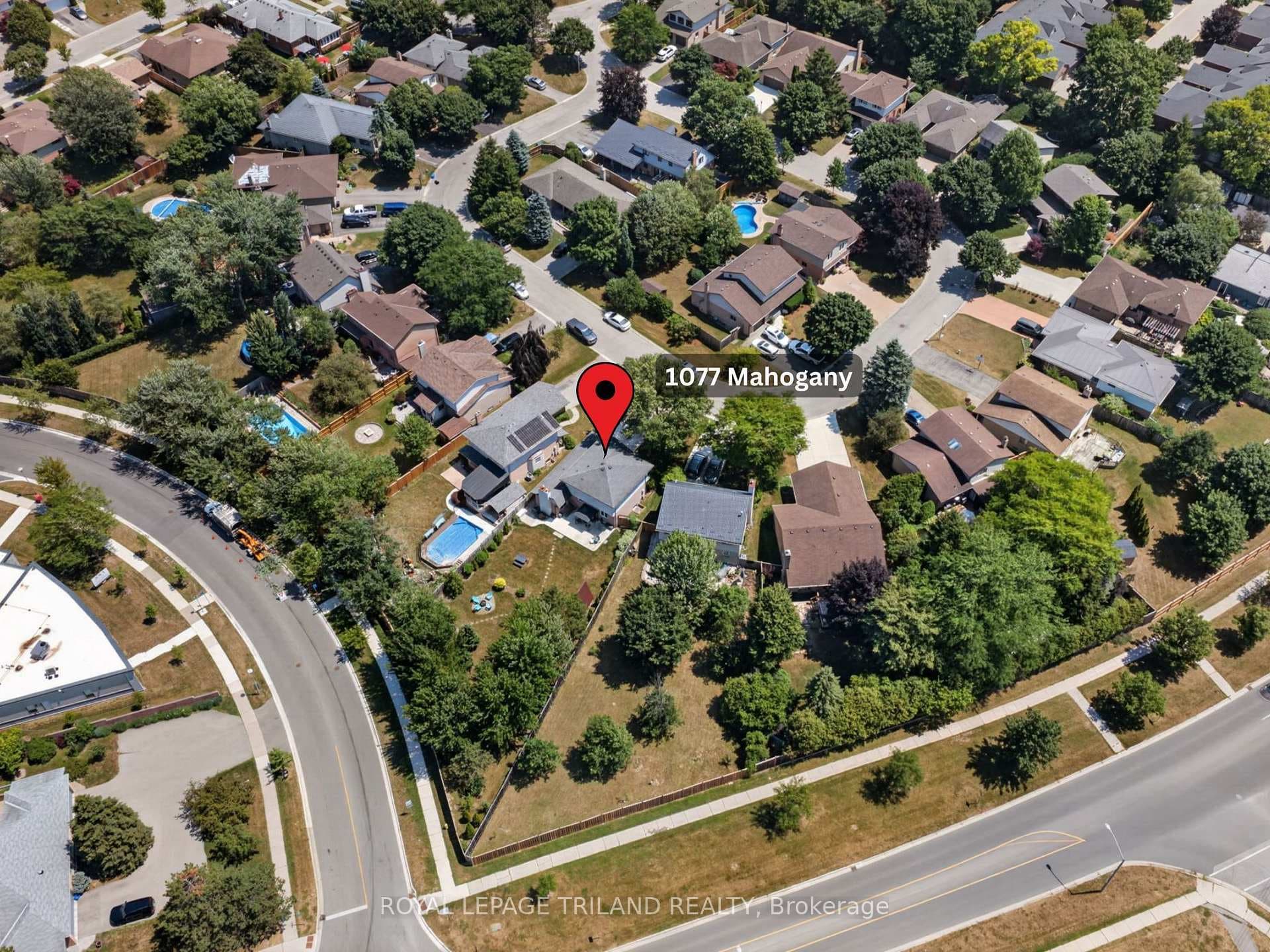 1077 MAHOGANY Crescent photo 40