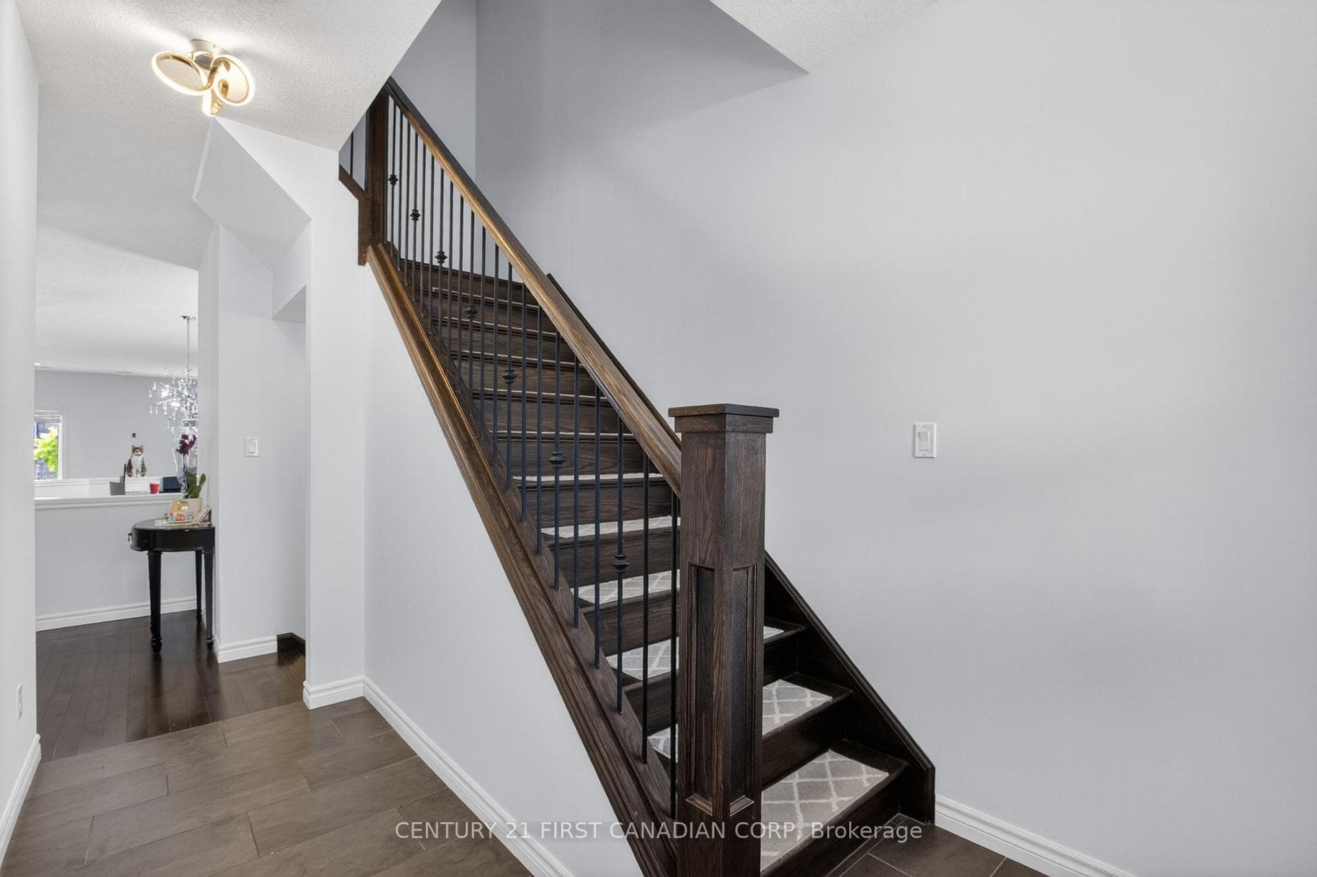 697 Killarney Road photo 5