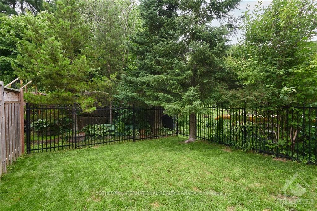 102 BLACKDOME Crescent photo 29
