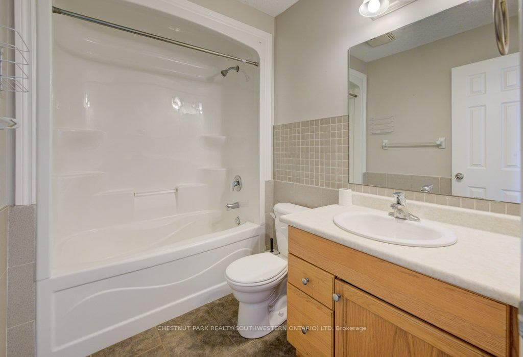 404 Tealby Crescent photo 22