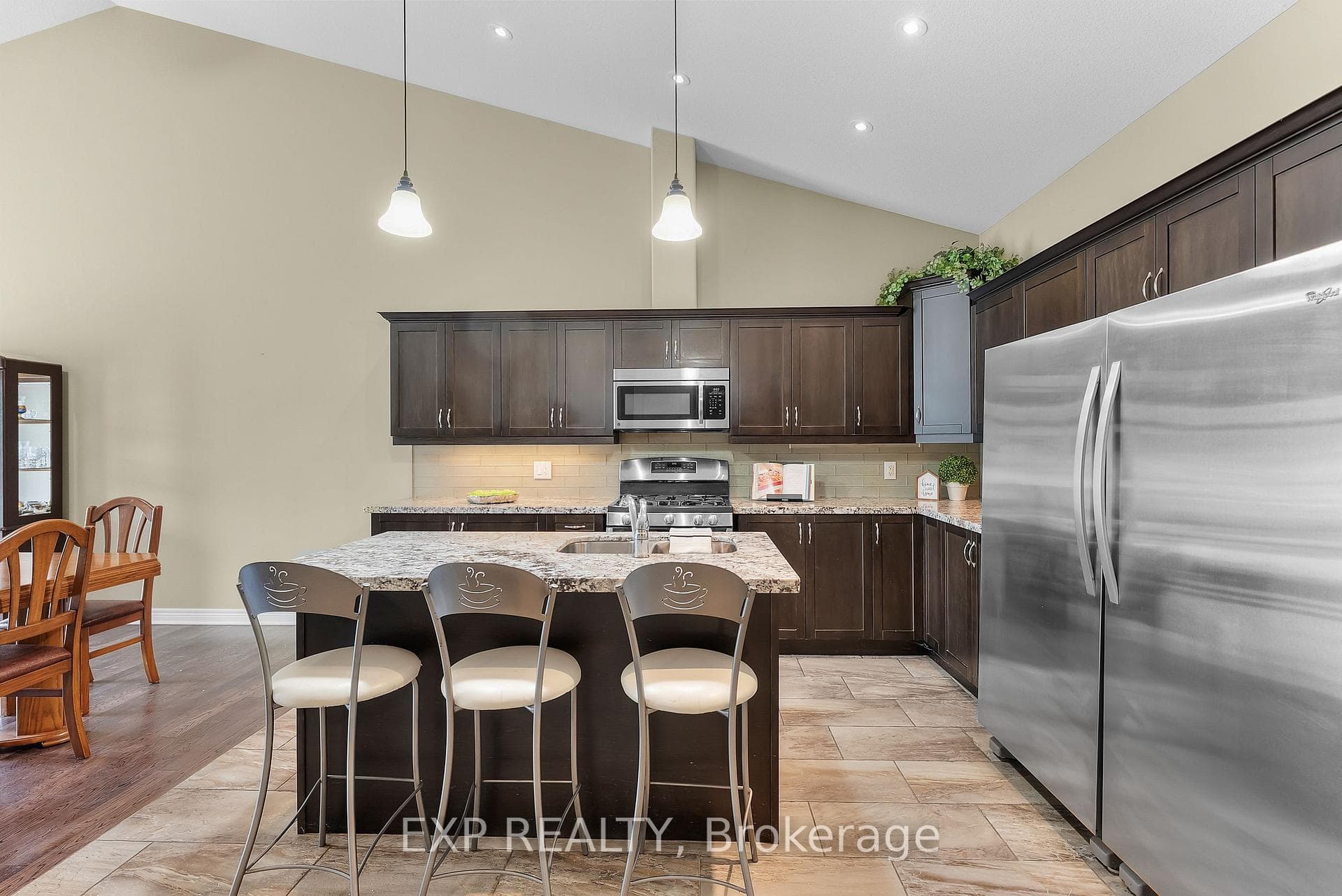 5490 Prince Edward Avenue Unit 4 photo 6