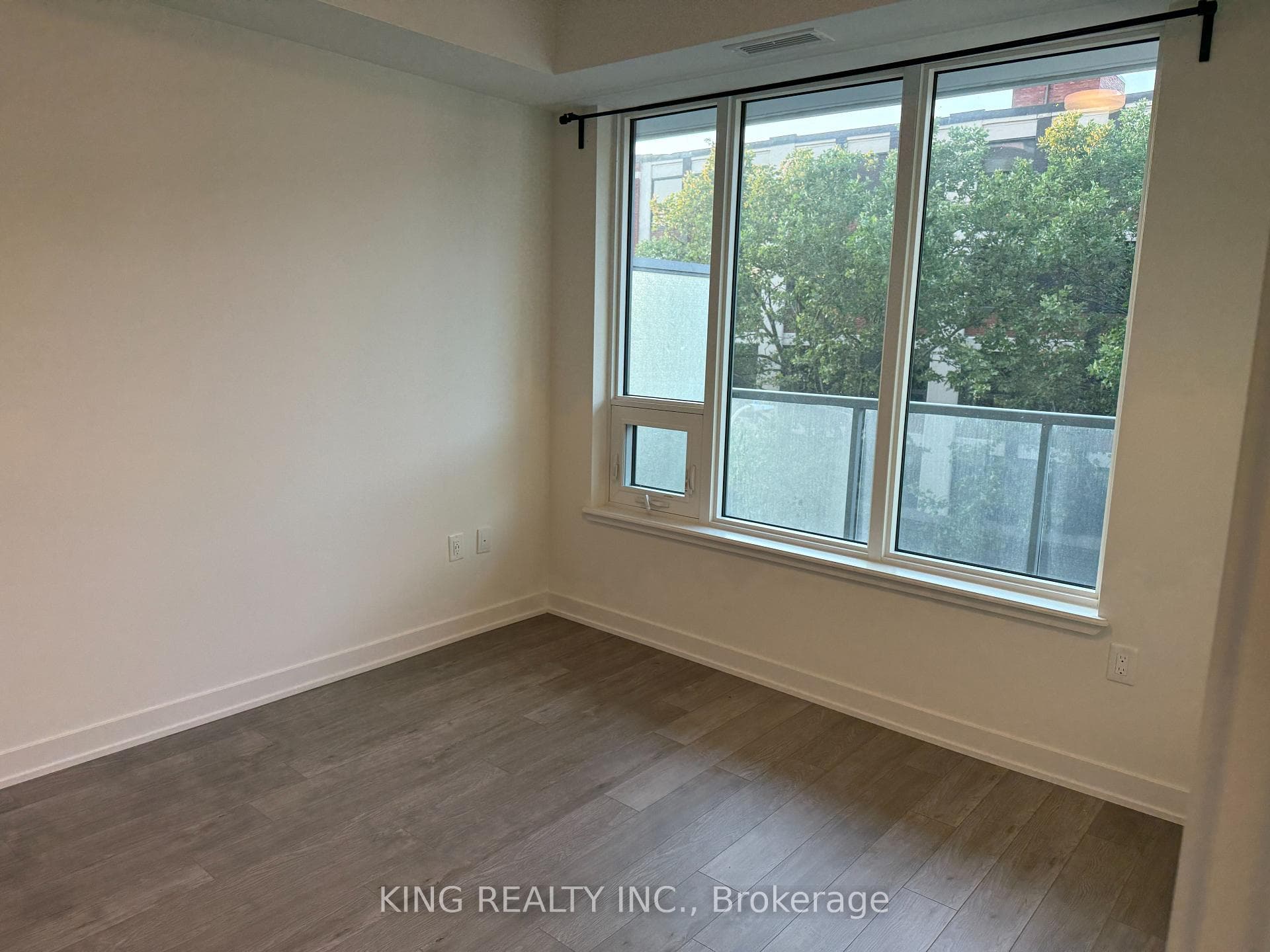 212 King William Street Unit 420 photo 5