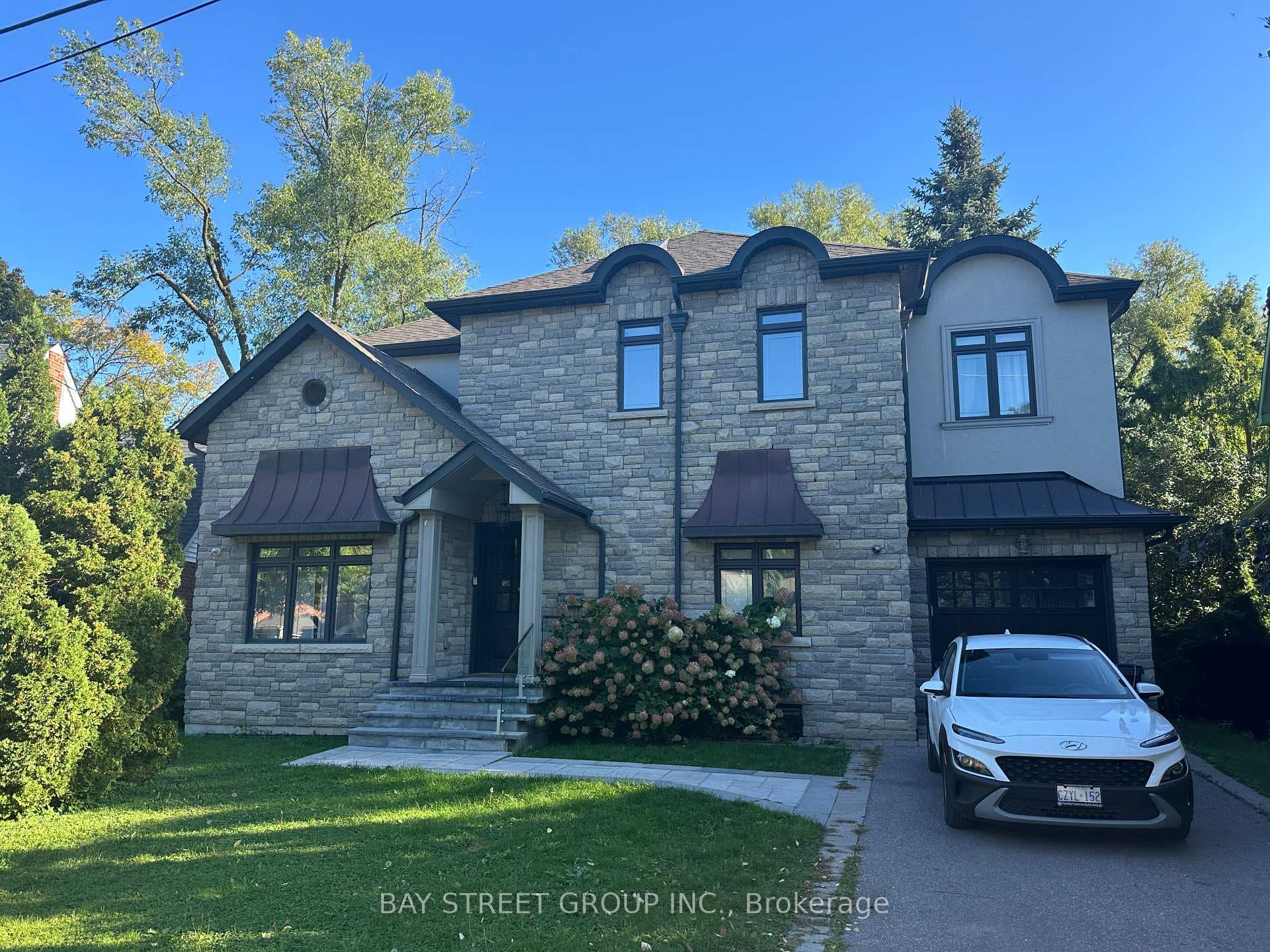 128 Thompson Avenue photo 1