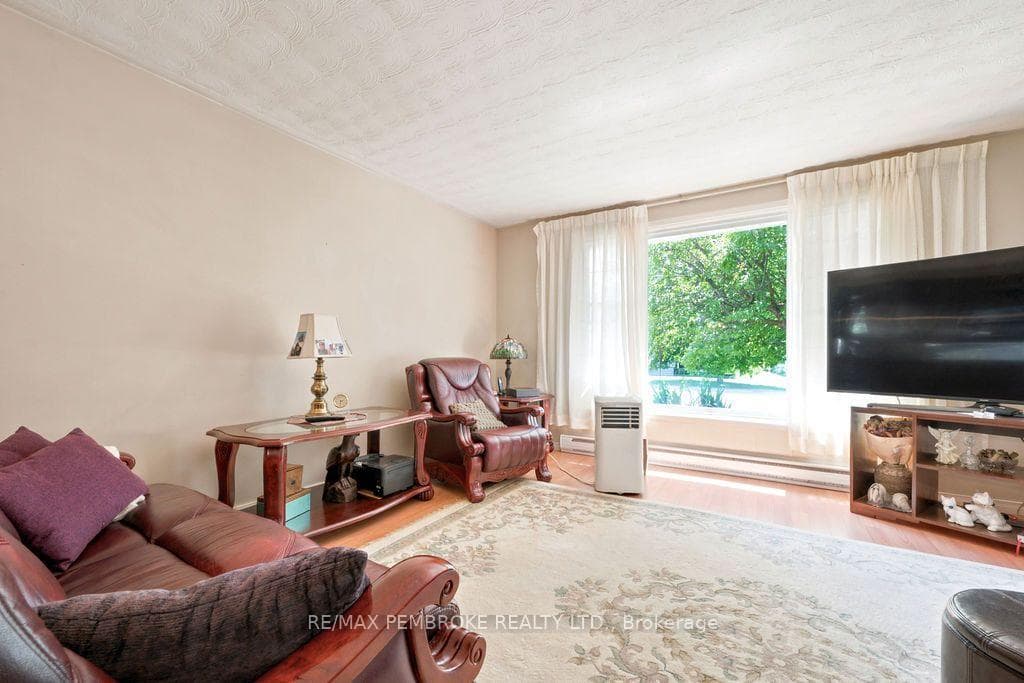 1656 Beachburg Road photo 8