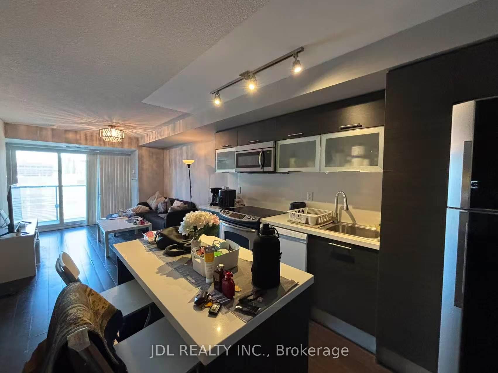 386 Yonge Street Unit 1813 photo 5