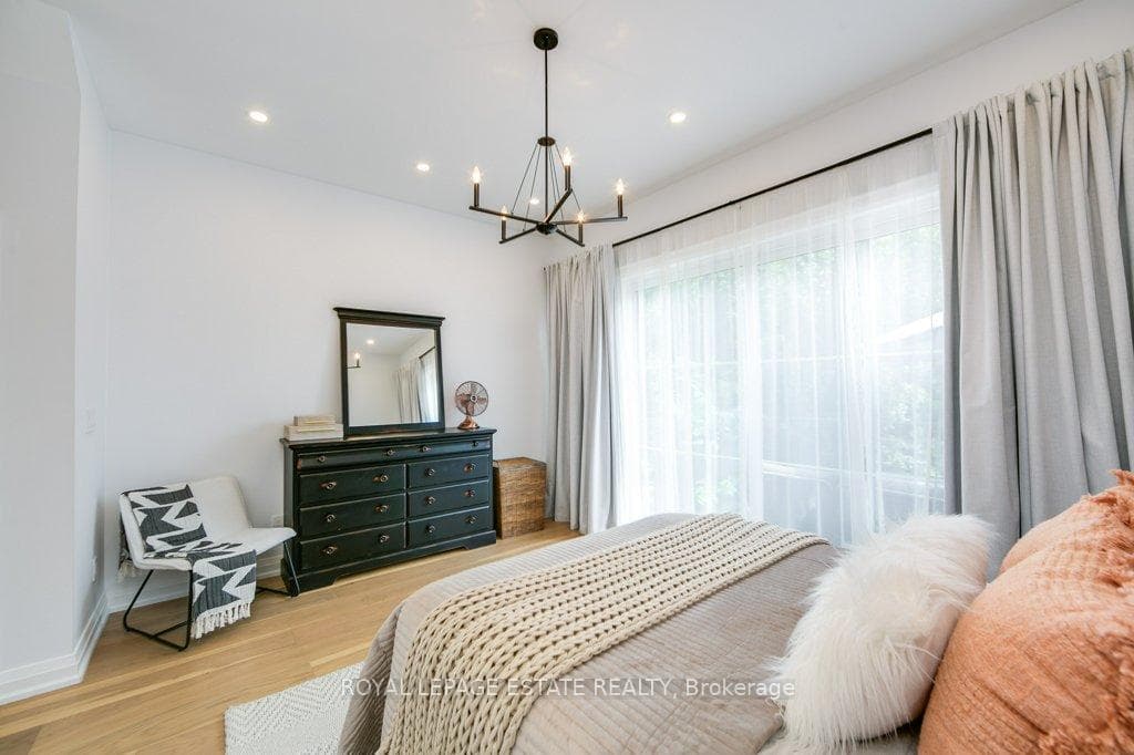 25 Herbert Avenue photo 23