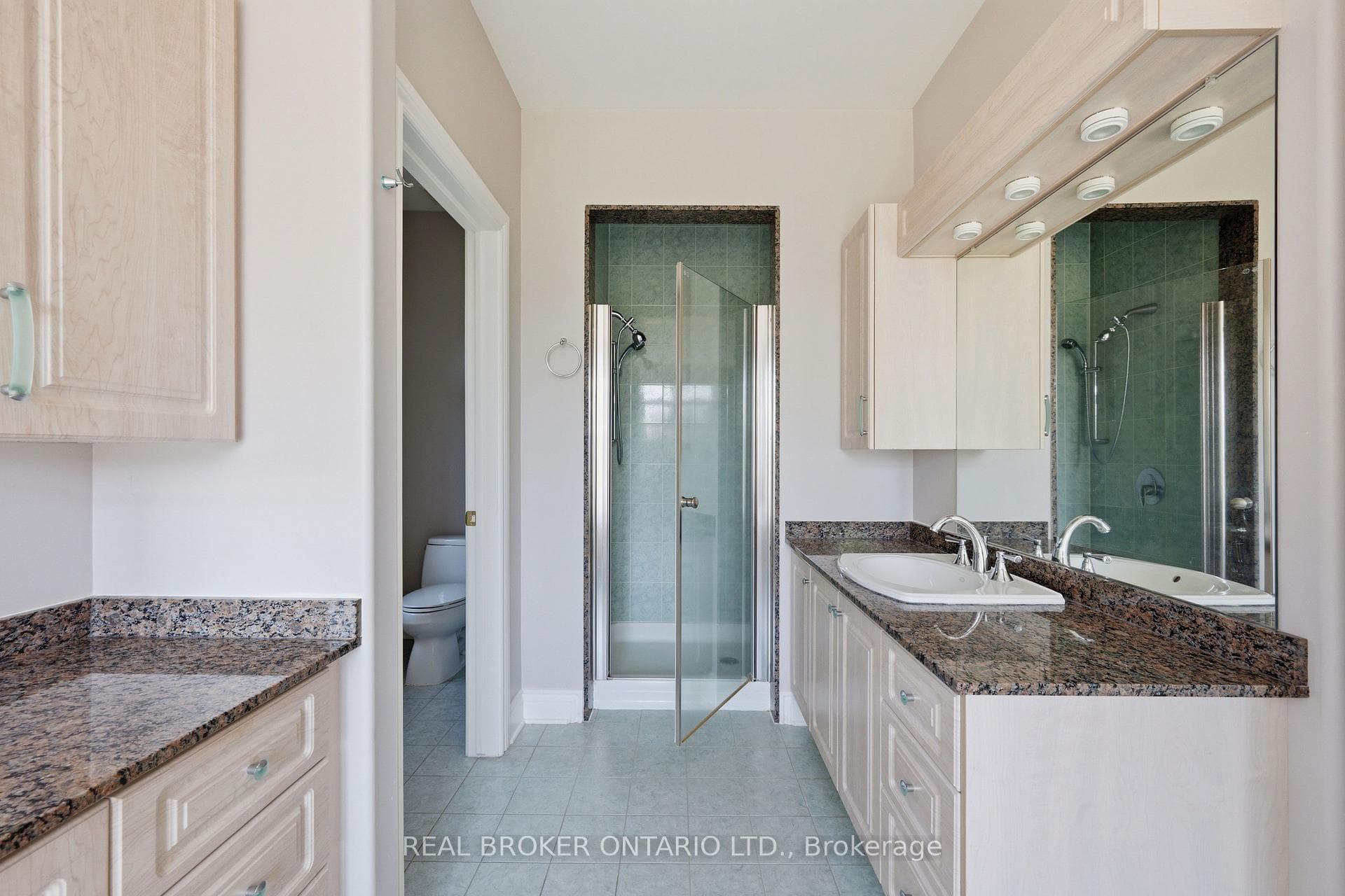 Primary ensuite (5 piece) with stand up shower