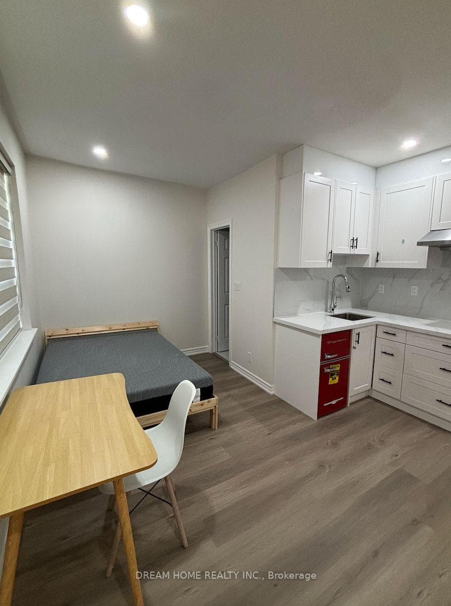 138 Robert Street Unit 201 photo 4