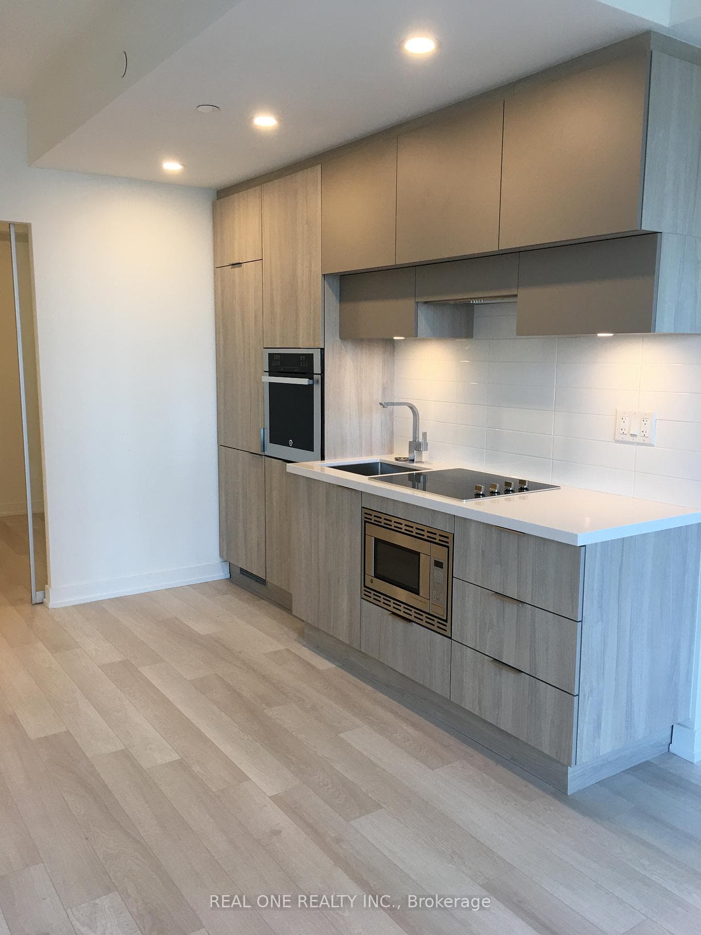 39 Roehampton Avenue Unit 1702 photo 2