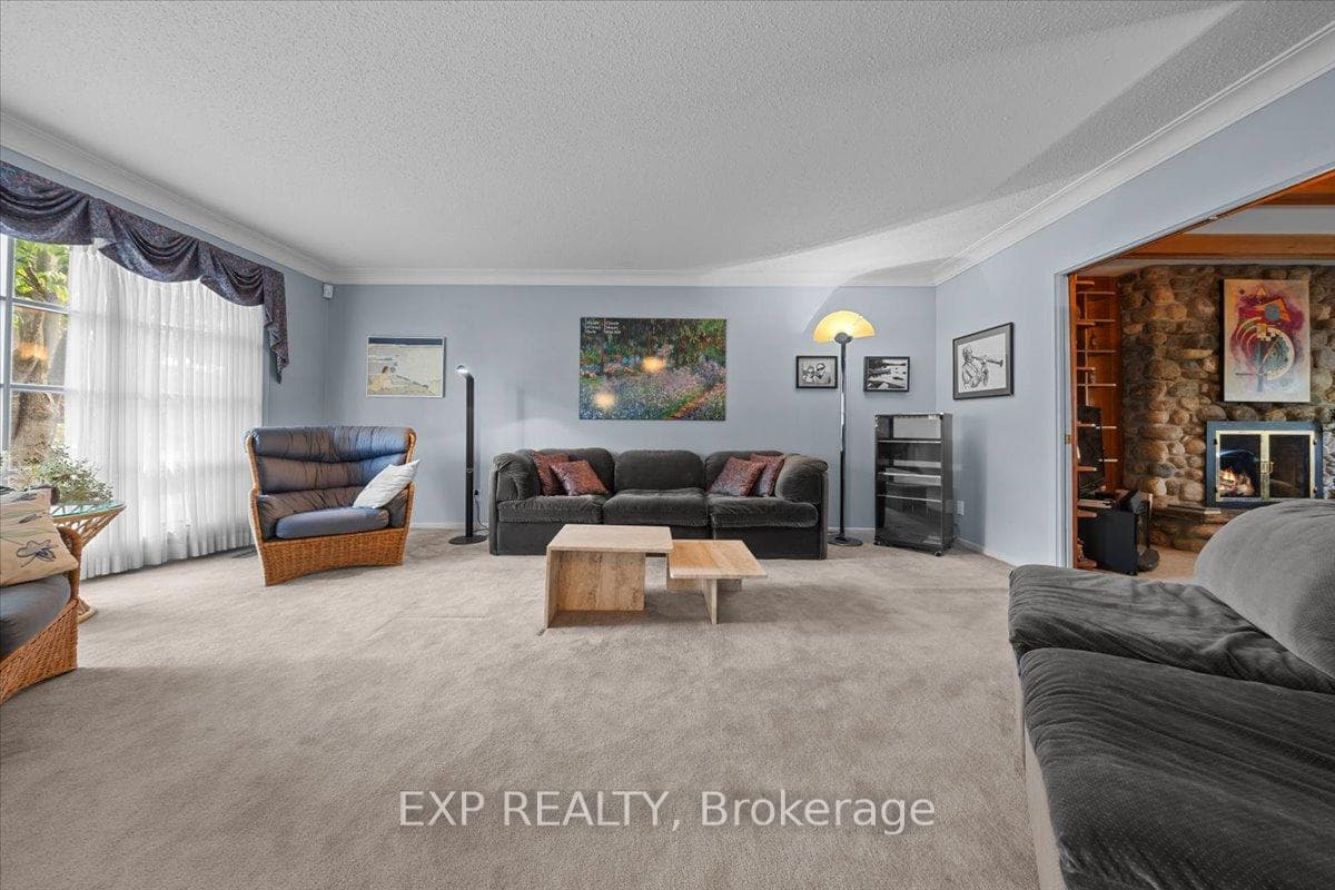 899 Dresden Crescent photo 5