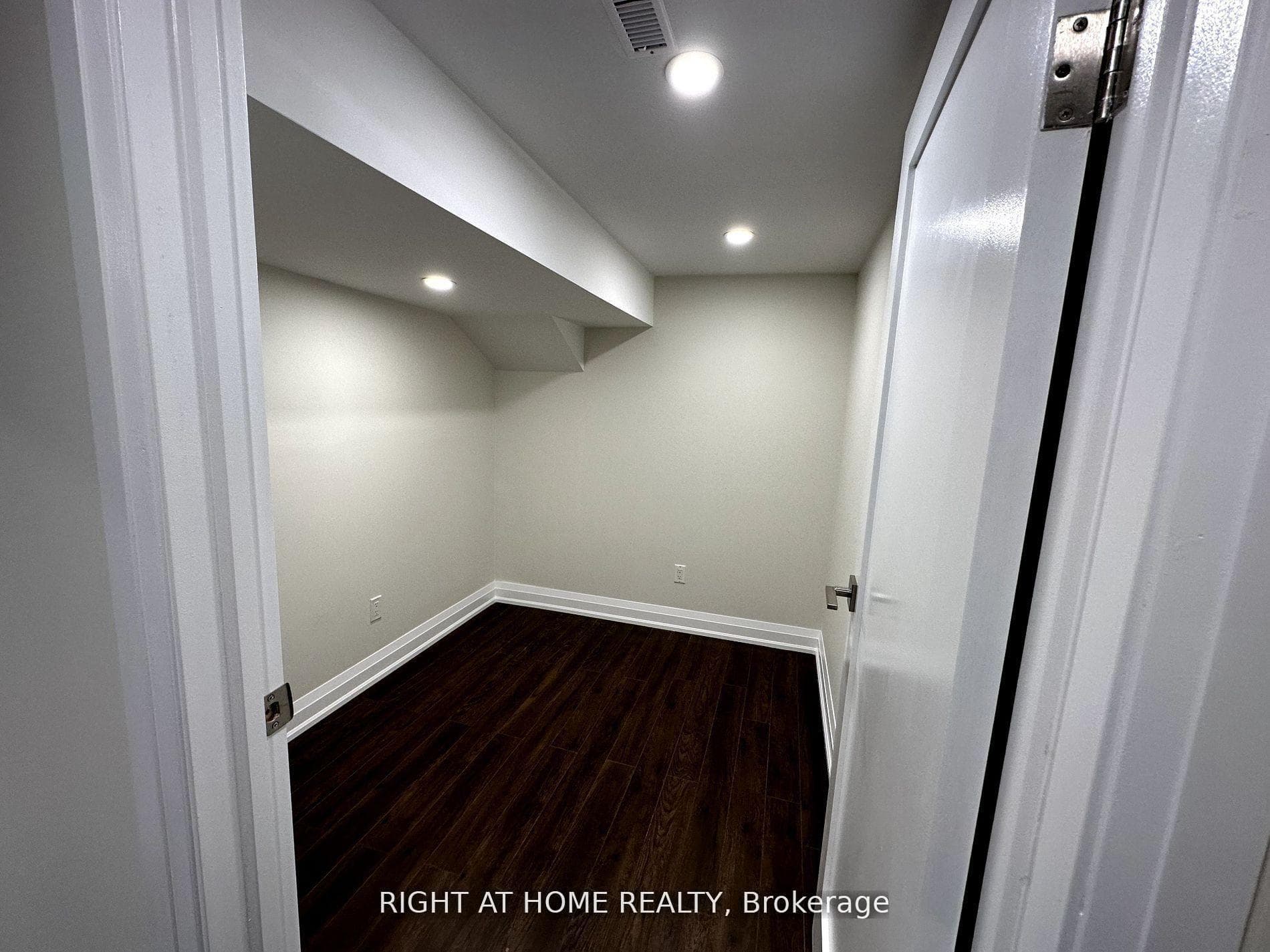 11 Law Crescent Unit Lower Level Apartment photo 14