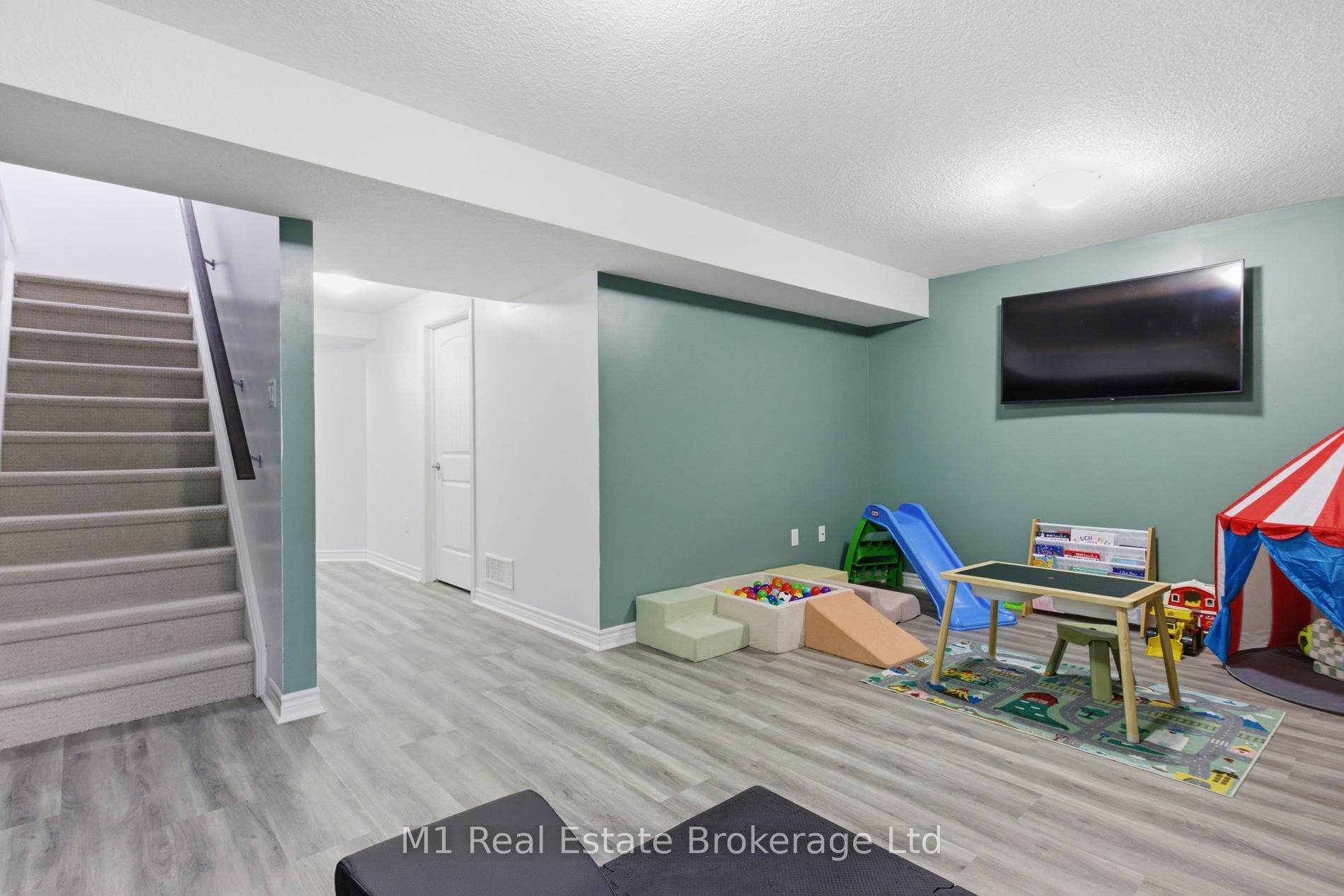 75 Arlington Crescent photo 29