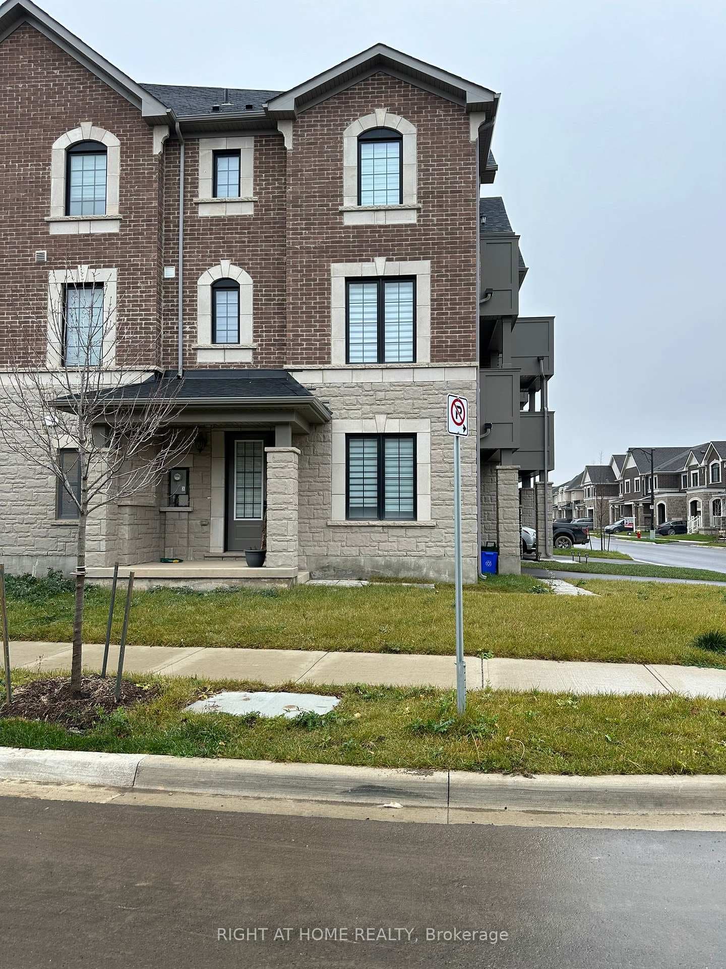 1593 Moira Crescent photo 2