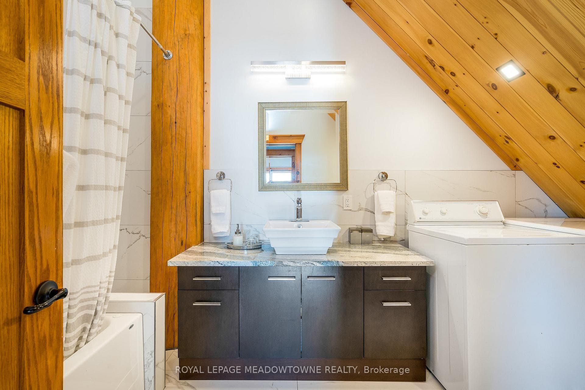 2nd Floor Apartment 4 pc Bathroom and Laundry
