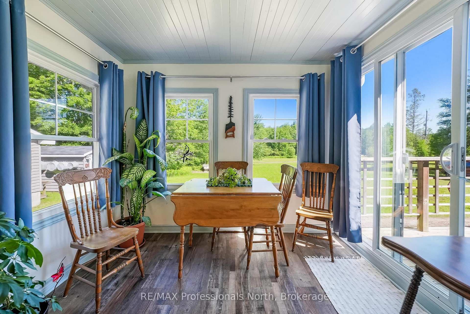 Adorable Sunroom - great for morning coffee!