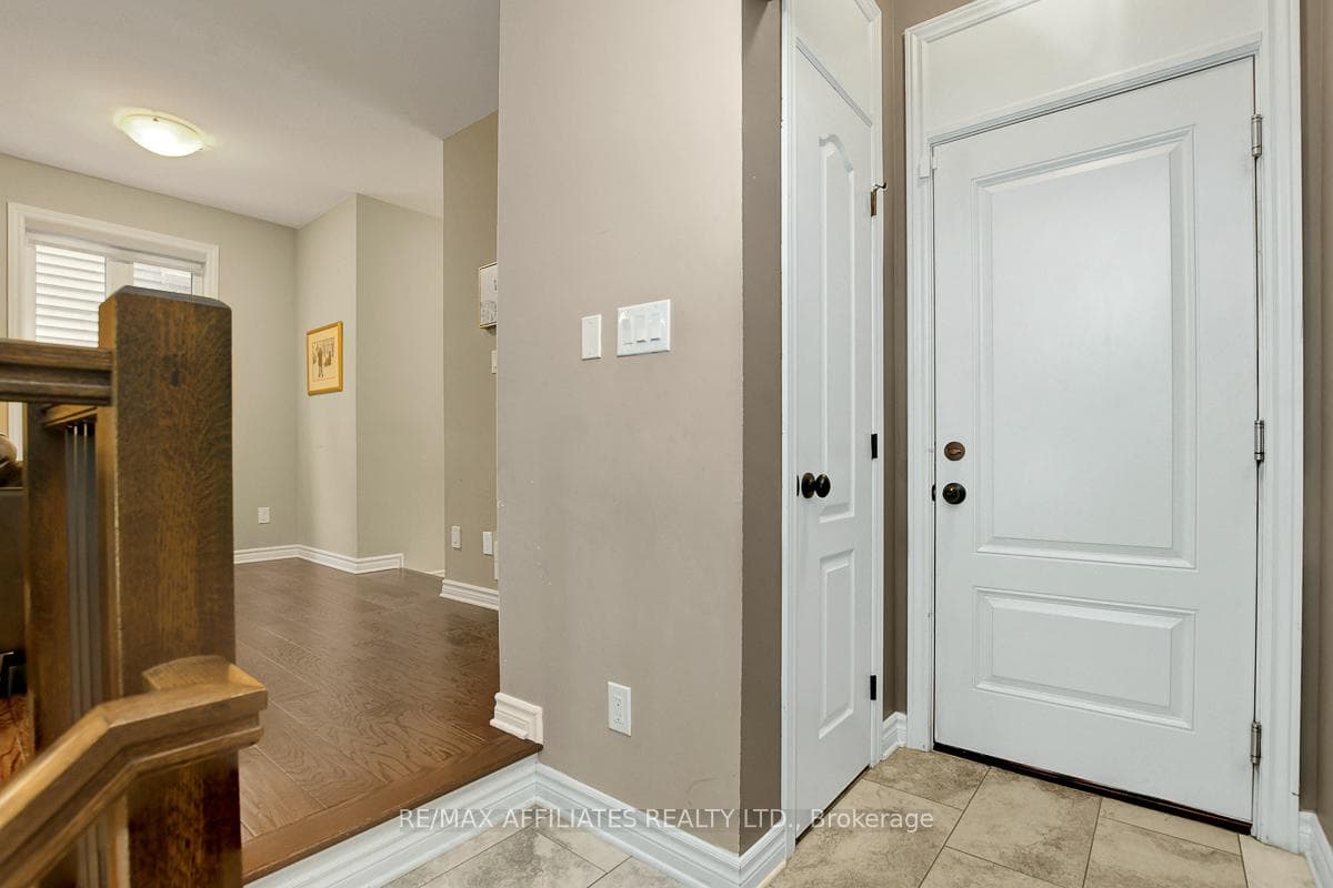 228 Fergus Crescent photo 20