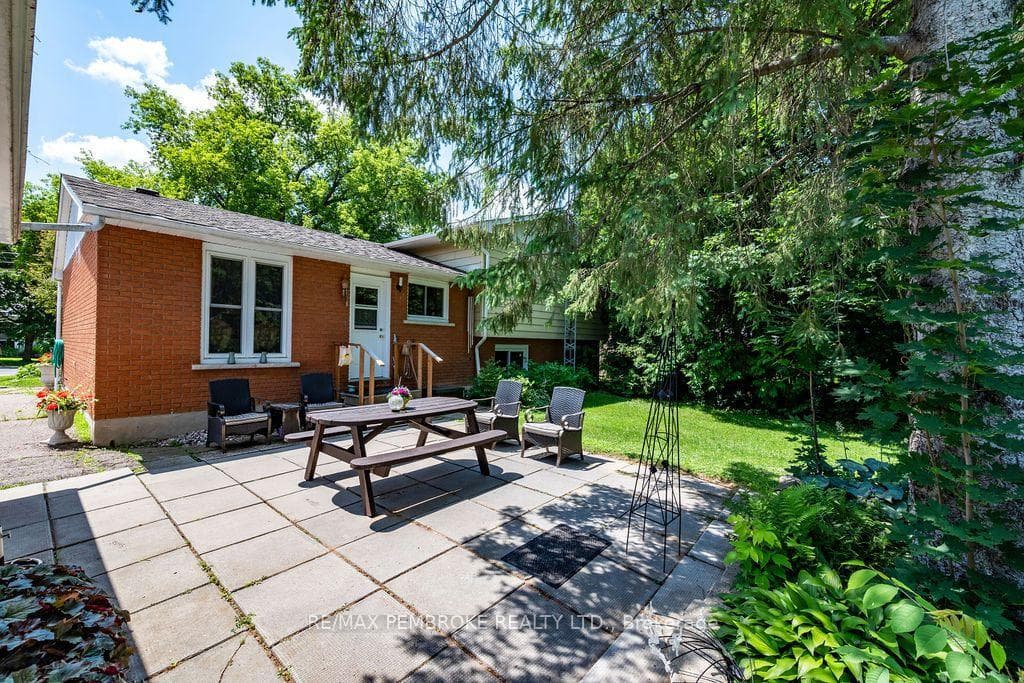 1656 Beachburg Road photo 34