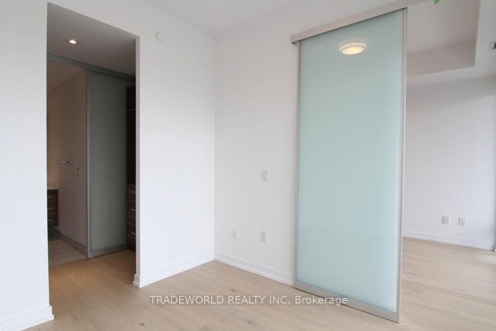 488 University Avenue Unit 2101 photo 10