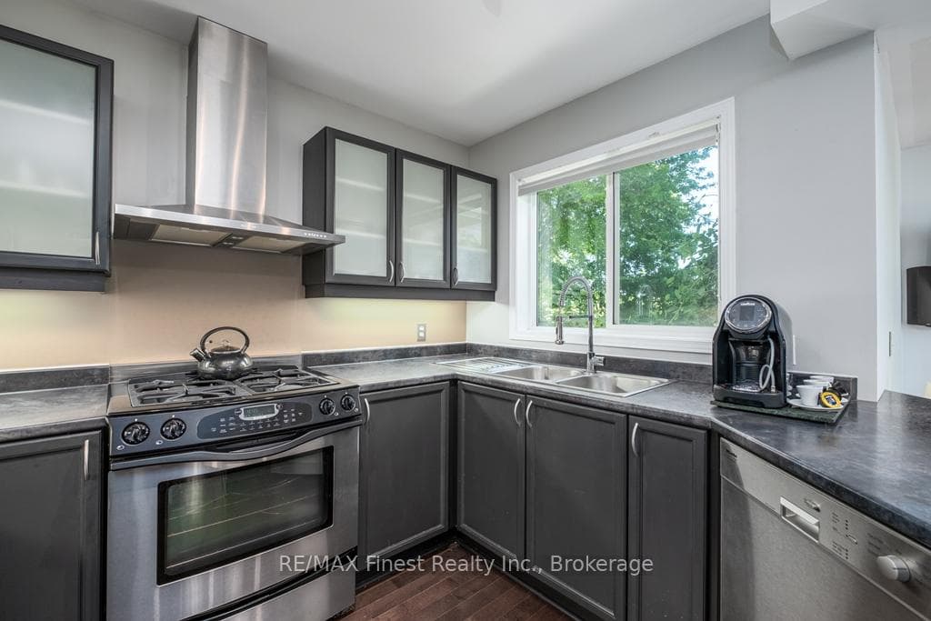 1039 Finch Street photo 25