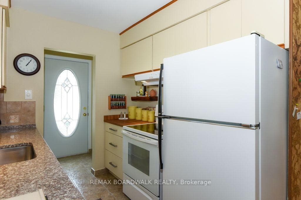 1392 Chartrand Avenue photo 8
