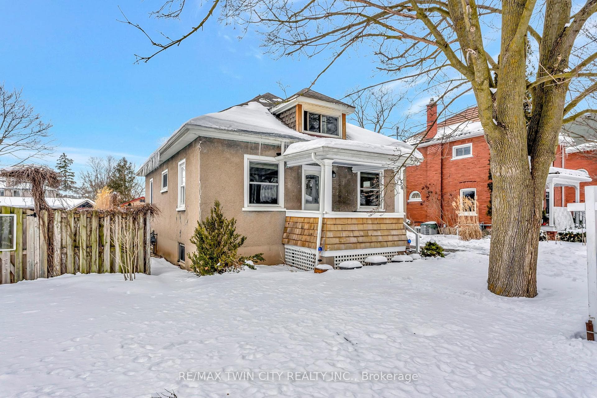 154 Tiffany Street photo 2