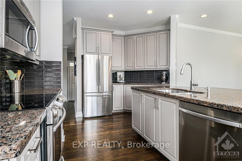 24 GREENPOINTE Drive photo 9