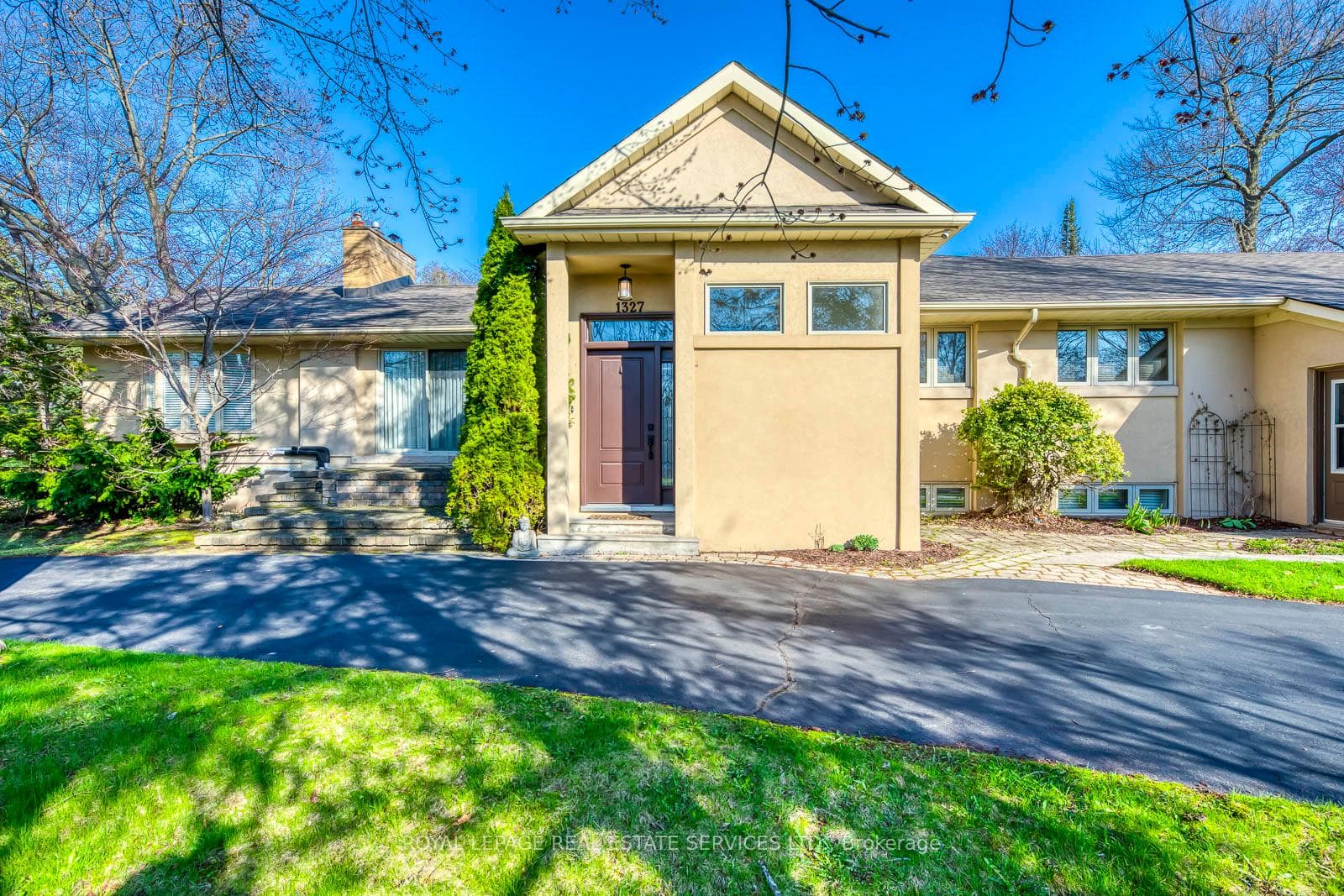 1327 Sedgewick Crescent photo 3