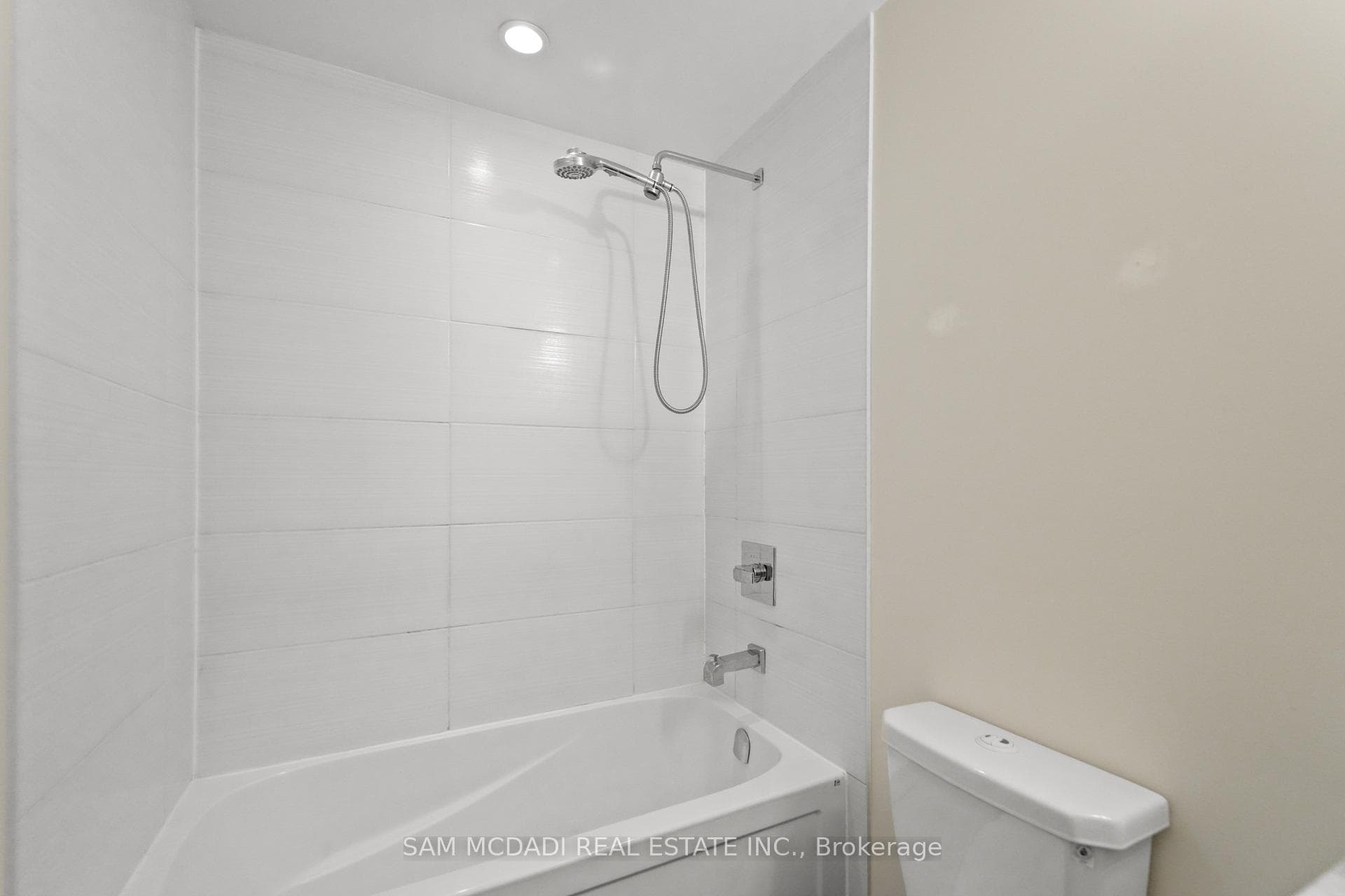 2055 Danforth Avenue Unit 903 photo 18
