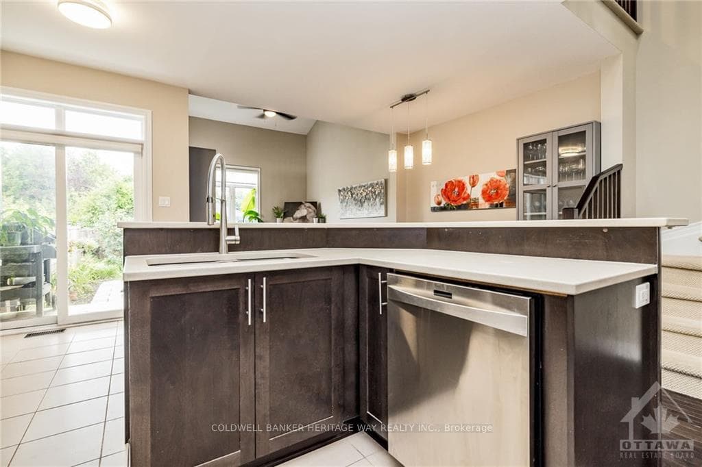 407 FOXHALL Way photo 7