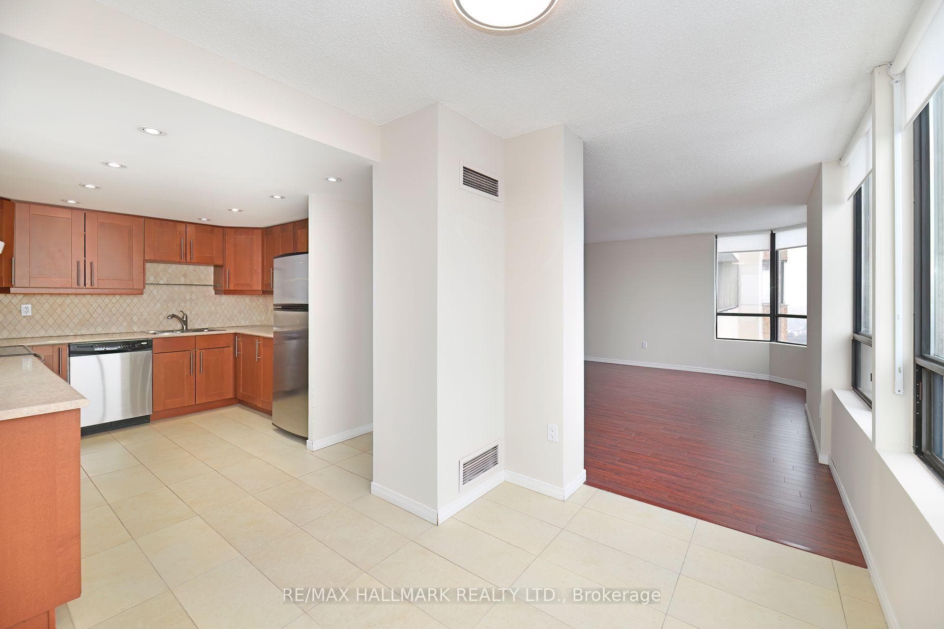 Large Eat-In Kitchen