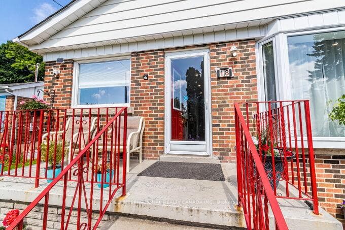 18 Mackinac Crescent photo 2