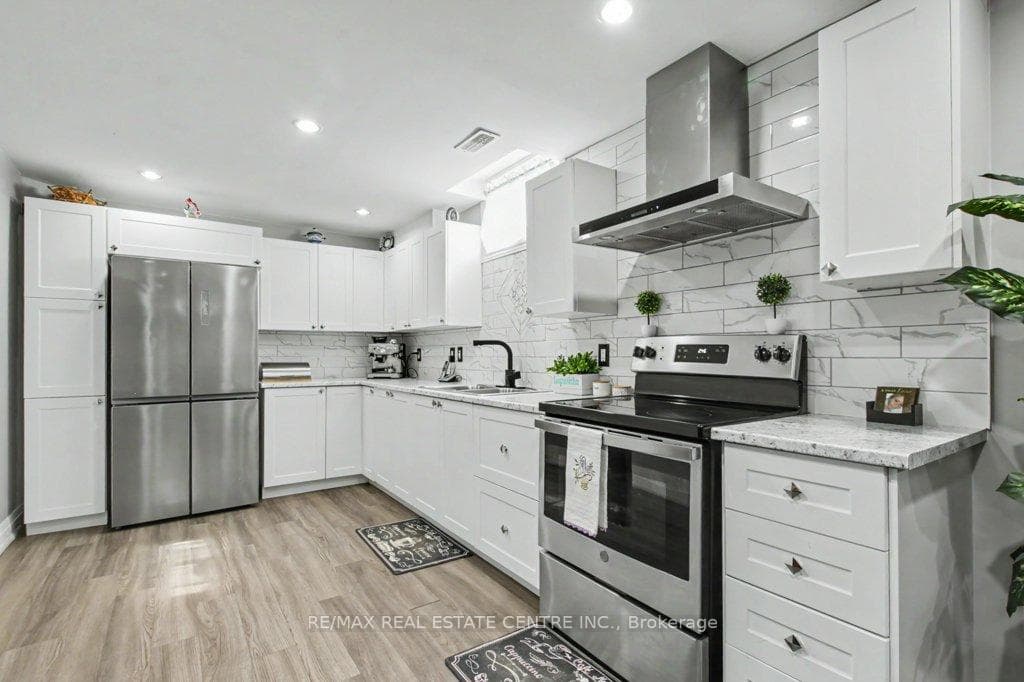 284 Normanhurst Avenue photo 39