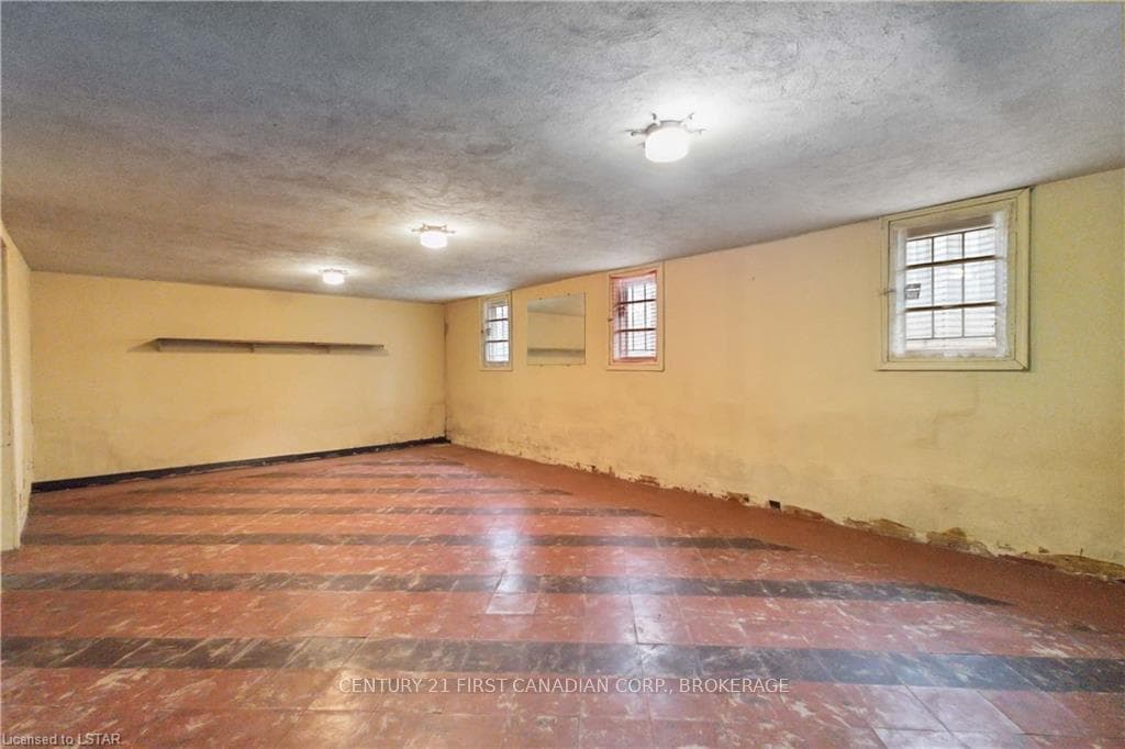 426 CHESTER Street photo 40