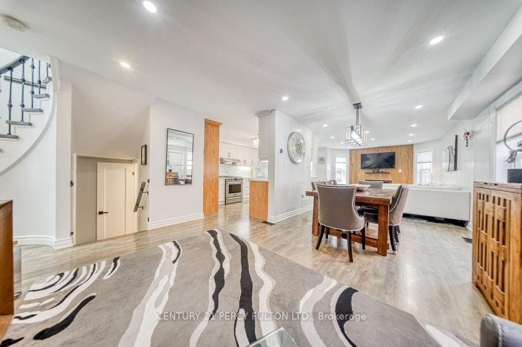 18 Booth Crescent photo 10