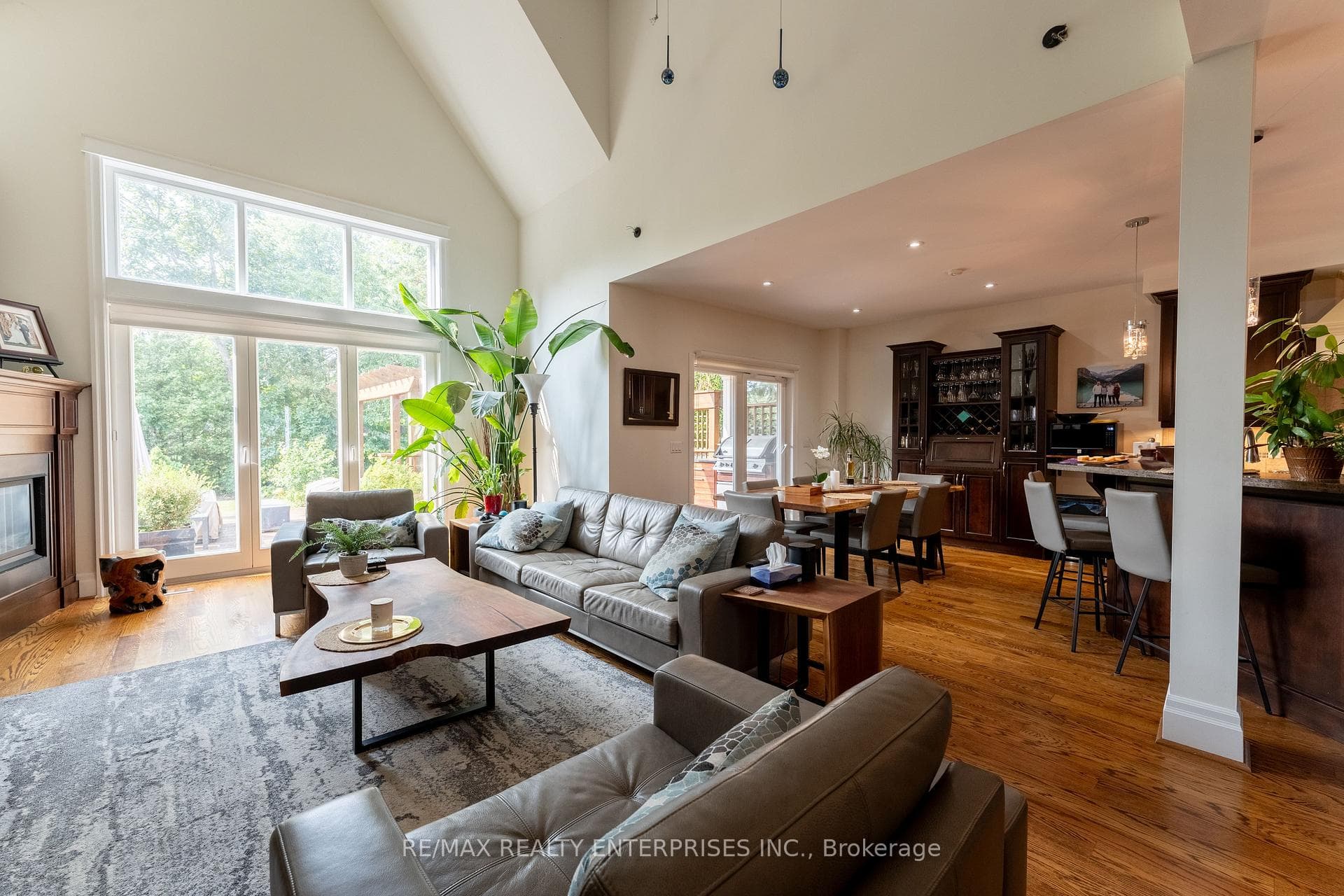 93 Cumberland Drive photo 4